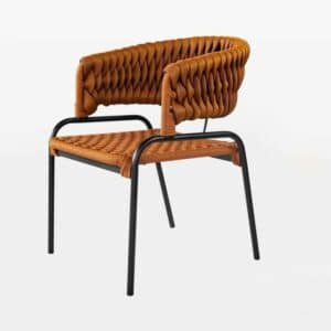 Cadeira Urka elaborada com tricô náutico e estrutura de alumínio.